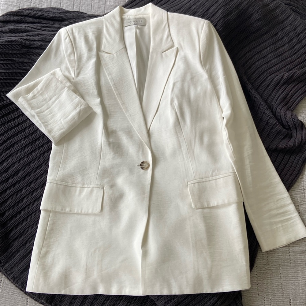 WAYF: white blazer with one button and pockets.